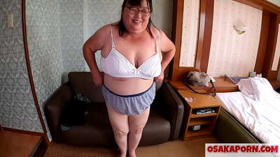 Модари фарбеҳи ҷопонӣ аллаҳои бузурги худро нишон медиҳад ва аз бозичаҳои ҷинсӣ лаззат мебарад. Модари 51-солаи осиёӣ дар бораи таҷрибаи ҷинсии худ нақл мекунад. Юкико 1 OSAKAPORN ифом фарбеҳ